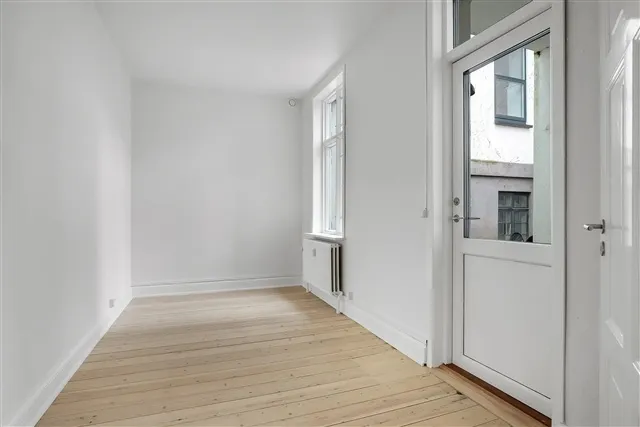 Pièces - 5-Room Apartment with Shared Garden in Central Location