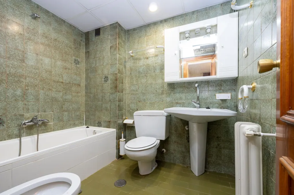 Salles de bain - Apartment for Renovation in Granada Centre