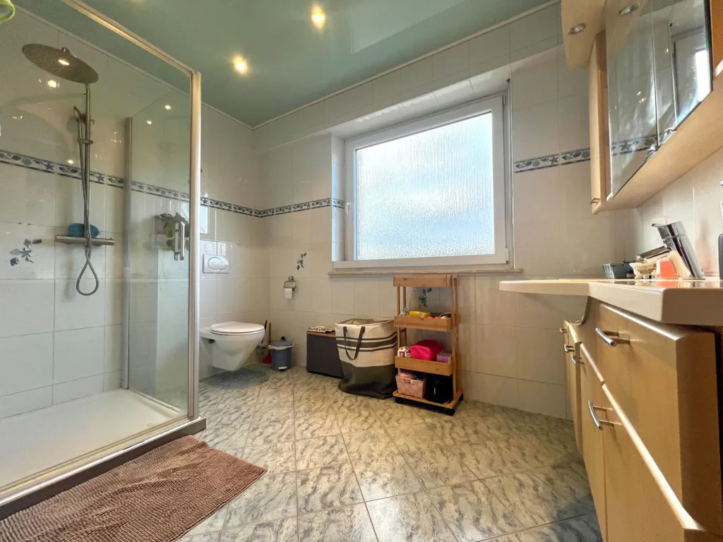 Salles de bain - Maison Lumineuse avec Jardin à Kayl