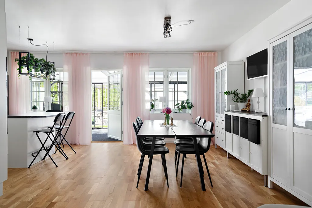 Sala da pranzo - Apartment with Garden in Norra Bro