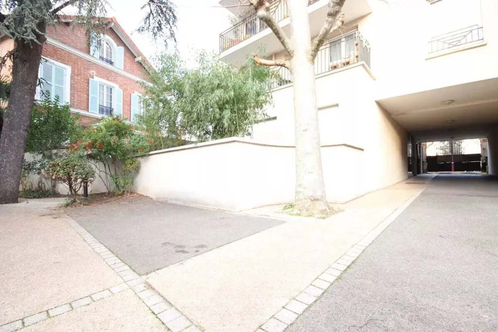 Parkimiskoht asukohas Asnieres-Sur-Seine
