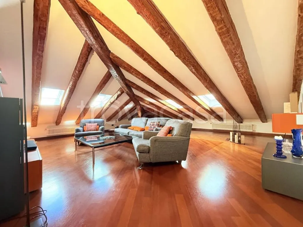 Toad - Restored Attic in Historic Centre, Trieste