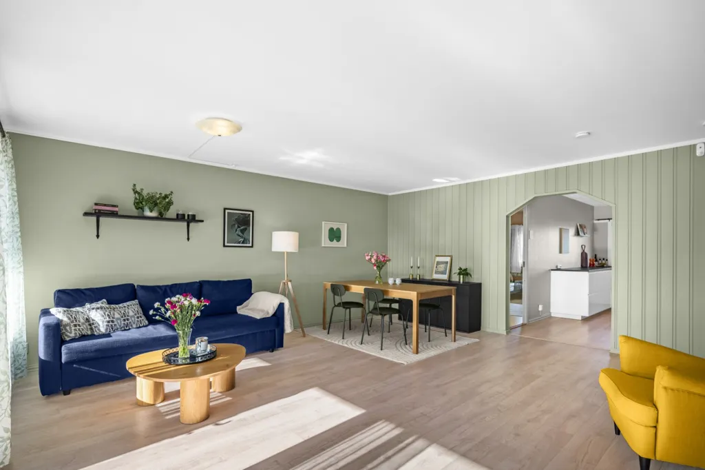 Soggiorno - Spacious 3-Bedroom Flat with Balconies in Furuset