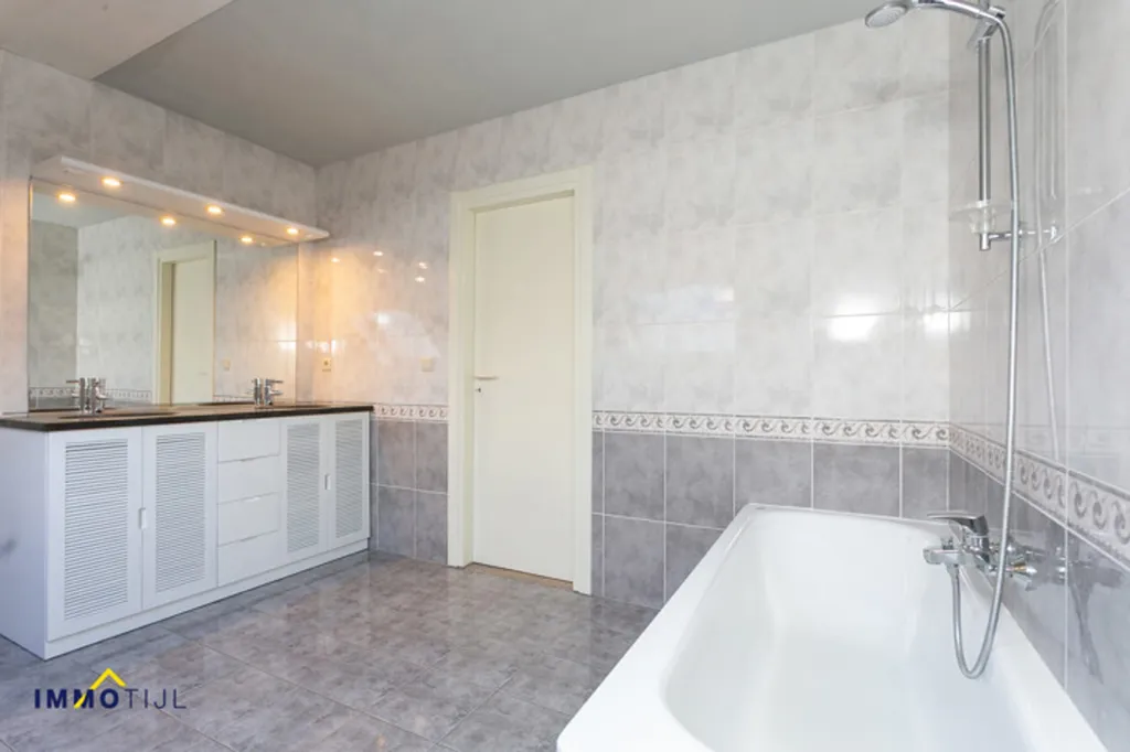 Vannitoad - Duplex Apartment with Balcony in Buggenhout