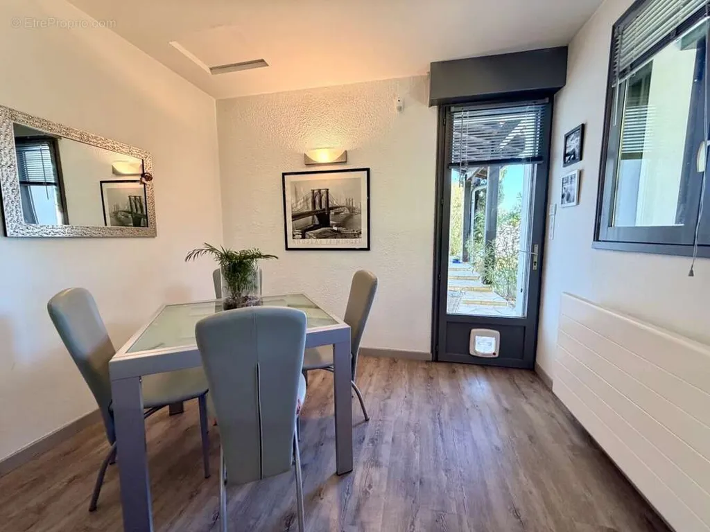Salle à manger - Maison Contemporaine avec Piscine et Jardin à Proximité des Écoles