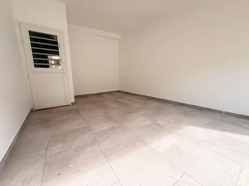 Stanze - 2-Bedroom Apartment with Garage in Saint-Esprit