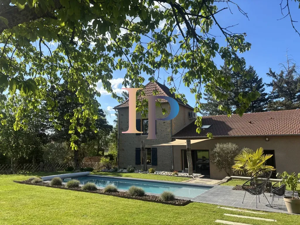 Piscine - Maison en Pierre Rénovée avec Piscine près de Charlieu