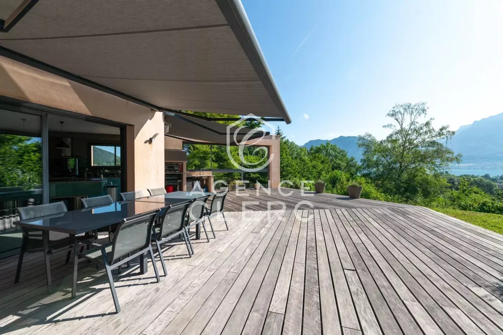 Terrasse - Propriété Contemporaine avec Vue Lac à Sevrier