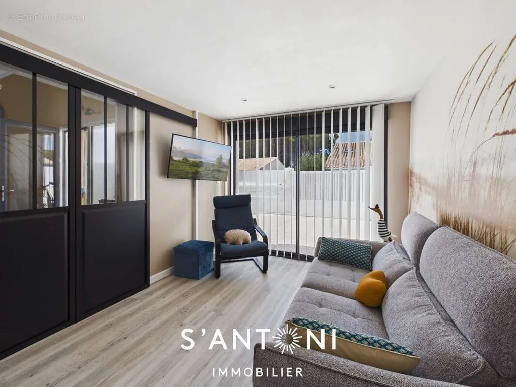 Séjour - Villa 3 Chambres avec Grande Terrasse près de la Plage