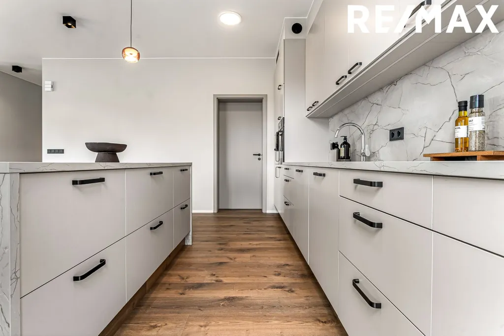 Cuisine - 5-Bed Apartment with Balcony in Álftanes