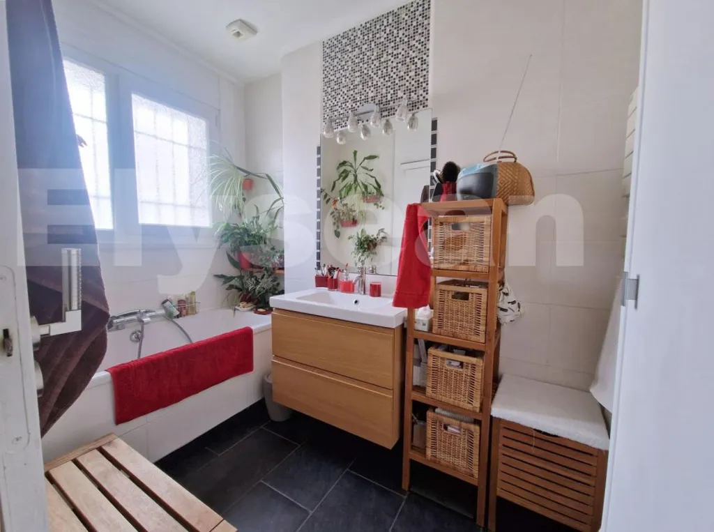 Vannitoad - Spacious 6-Piece Flat in Central Orléans