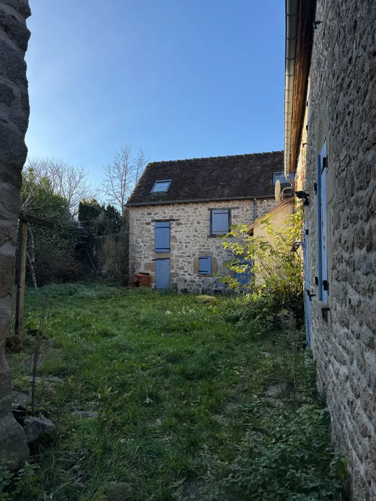 Jardin - Maison en Pierre avec Cour Intérieure à Bussière-Dunoise