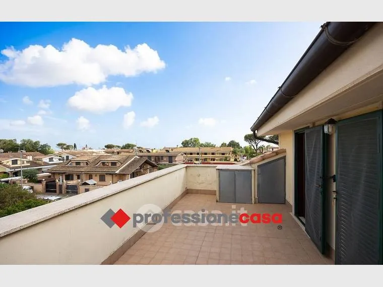 Balcone - Casa indipendente con giardino a Pomezia