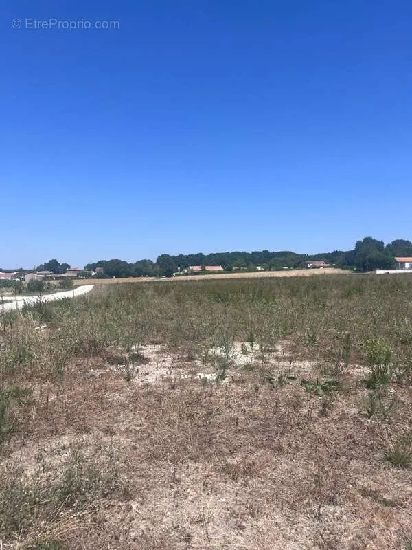 Aed - 701 m² Plot with Garden in Le Gua