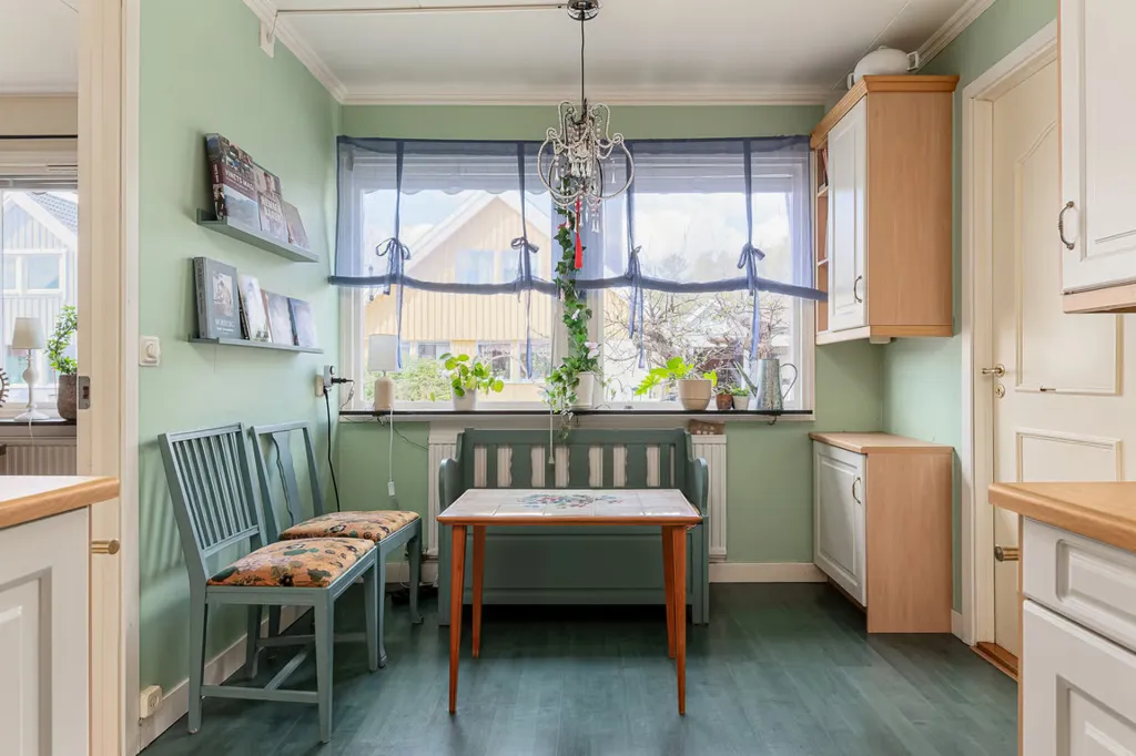 Dining Room - 1½-Storey Villa with Spa Deck in Quiet Suburb