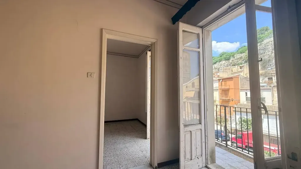 Independent House with Balconies in Modica