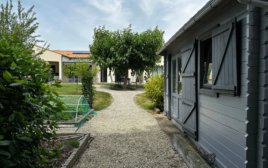 Aed - Contemporary House with Garden in Soubise