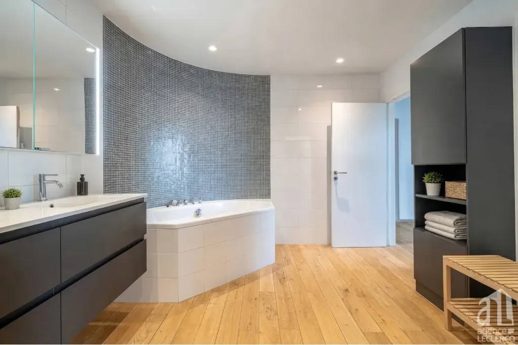 Salles de bain - Loft avec Lignes Industrielles à Résidence Artic
