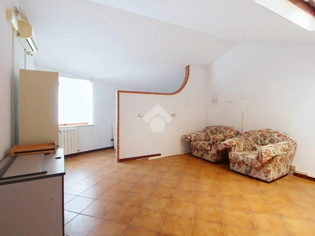 Soggiorno - Quadrilocale with Private Balcony in Pisa