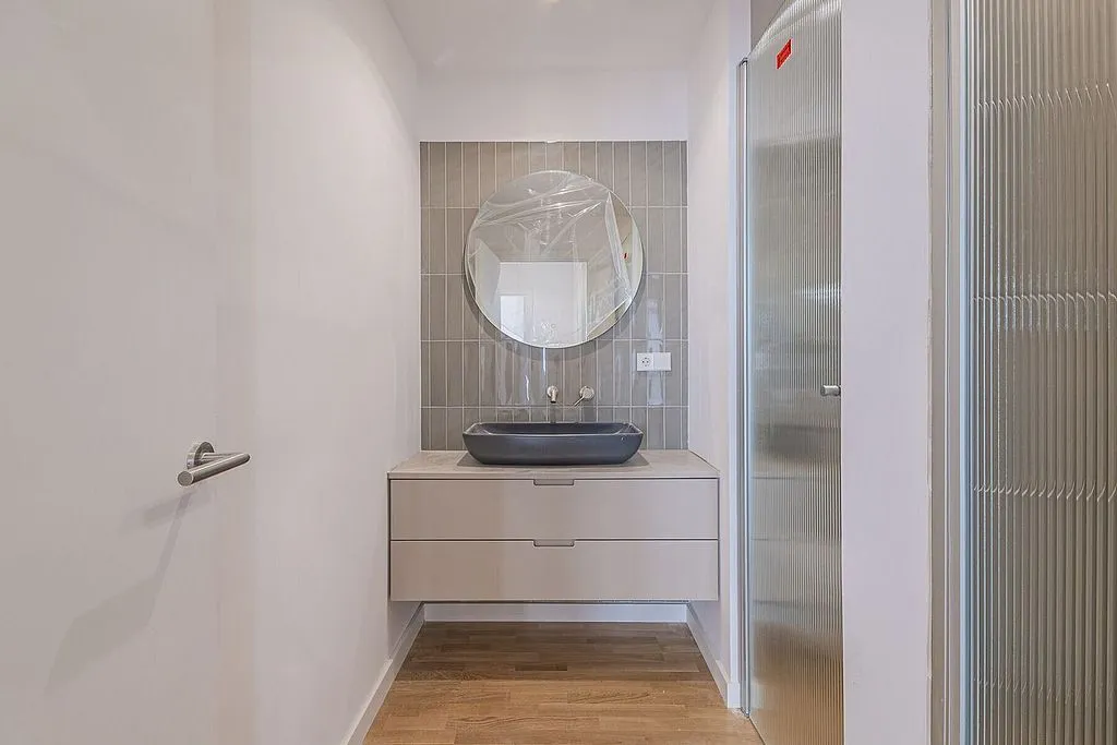 Bagni - Modern Flat with City Views in Ciutat Vella, Barcelona