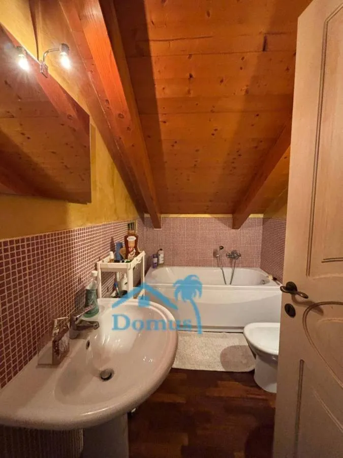 Salles de bain - Villa with Garden and Fireplace in Pinerolo