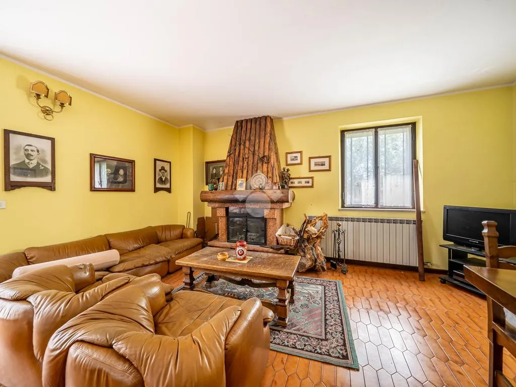 Elutuba - Trifamiliare with Garden in Erbezzo