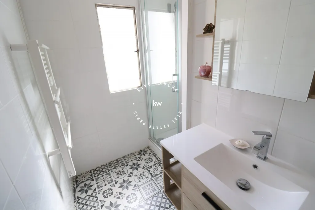 Salles de bain - Appartement de Luxe avec Cheminée Prussienne à Paris