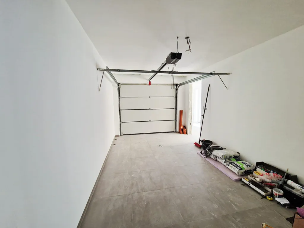 Garage - Maison neuve avec cinq chambres à Bertogne