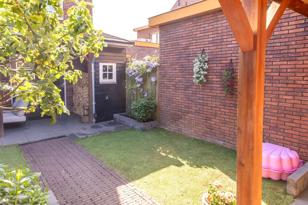 Aed - Semi-Half Corner House with Veranda in Kesteren