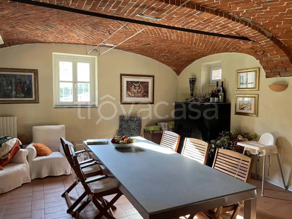 Söögituba - Rustic House with Lake View in Briaglia