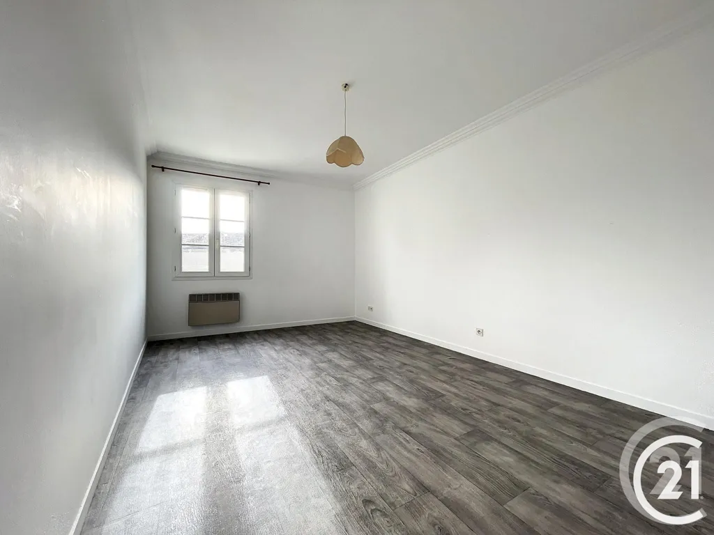 Toad - 2-Bedroom Flat with Parking in Provins