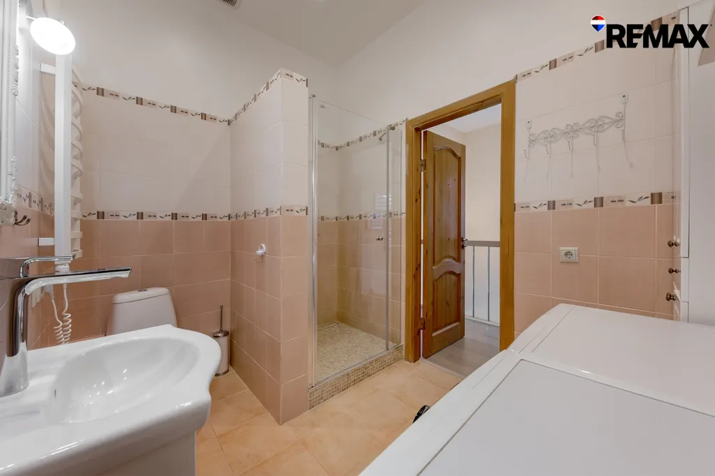 Vannitoad - Spacious 3-Bedroom Cottage with Terrace in Tarandė