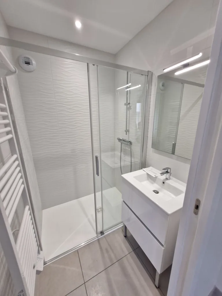 Vannitoad - Fully Renovated Flat with Terrace in Ampuis