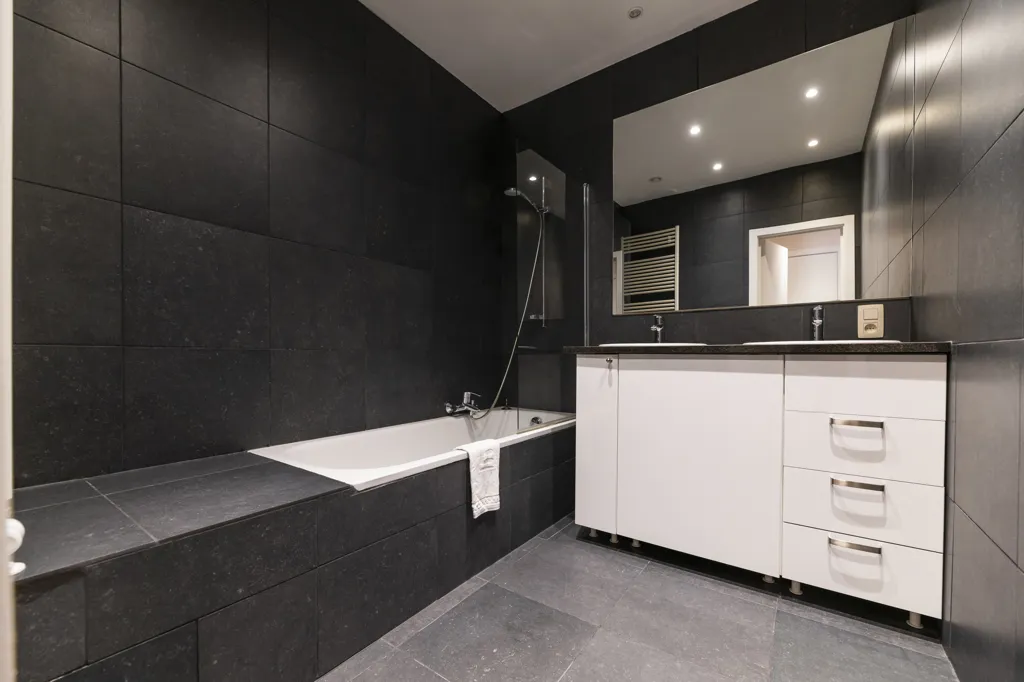 Salles de bain - Appartement 3 Chambres avec Terrasse à Ixelles