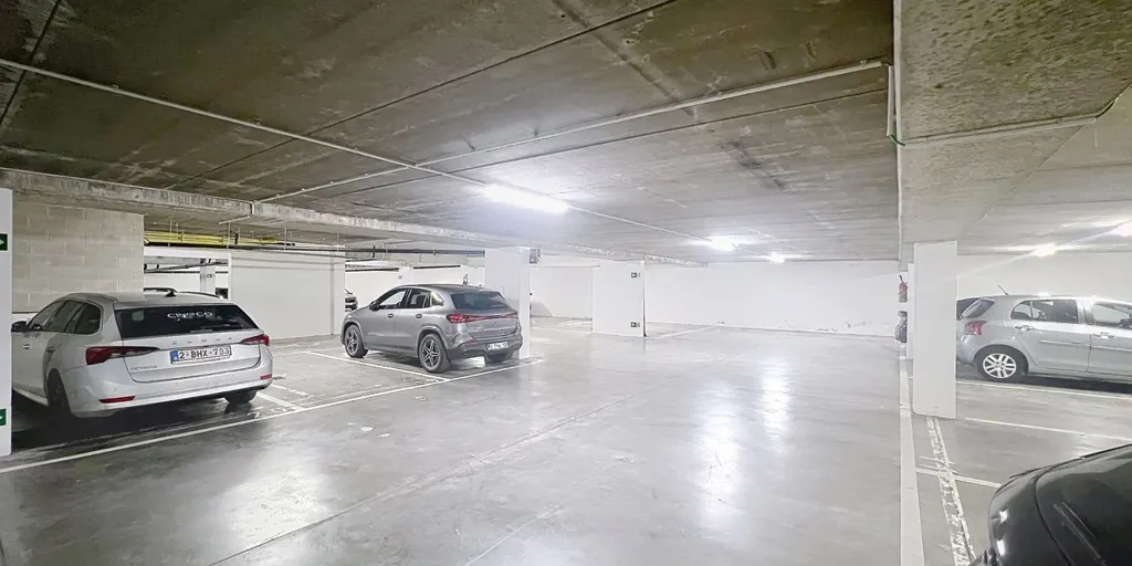 Garage - Appartement avec Terrasse et Parking à Schaarbeek