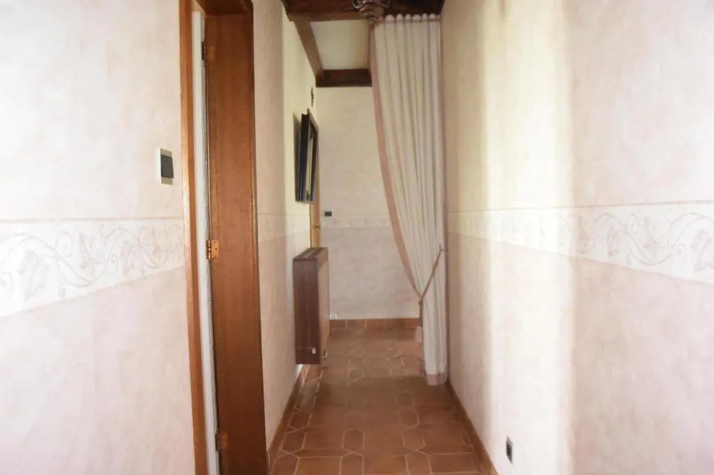 Entrée - Villa avec Terrasse et 4 Façades à Proximité