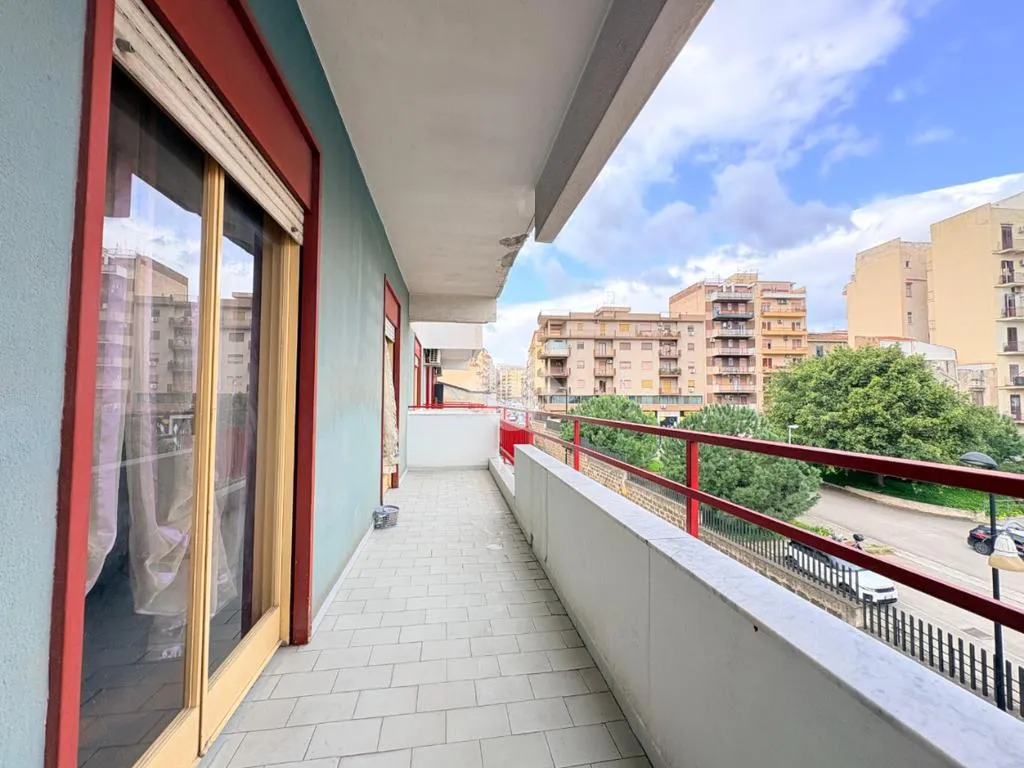 Balcon - 4-Bedroom Apartment with Balcony in Palermo