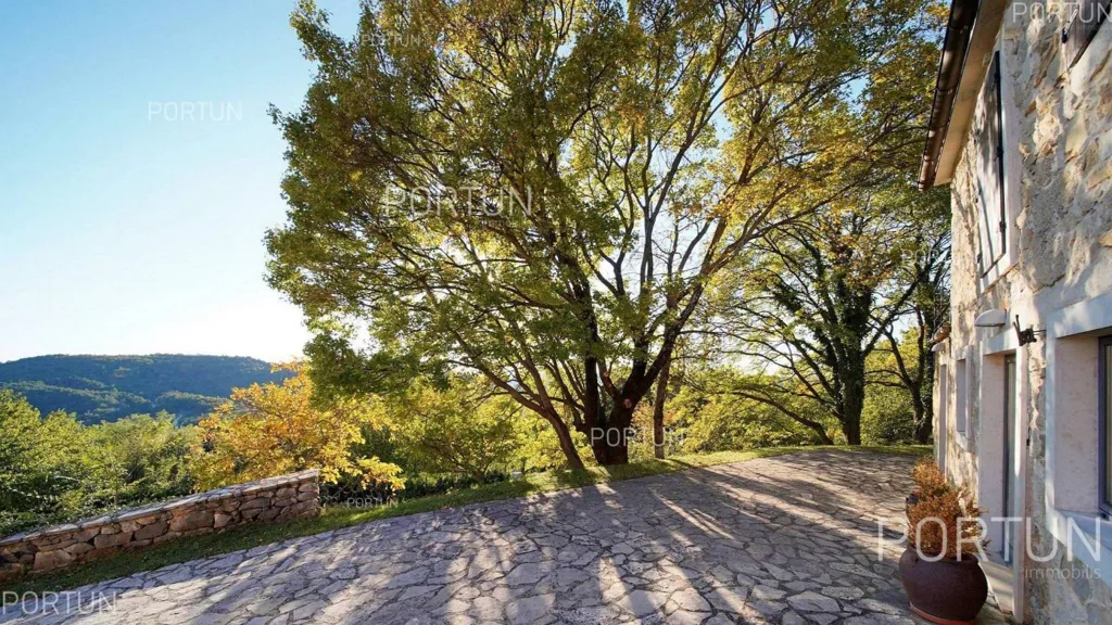 Terrasse - Renovated Estate with Panoramic Views in Lupoglav