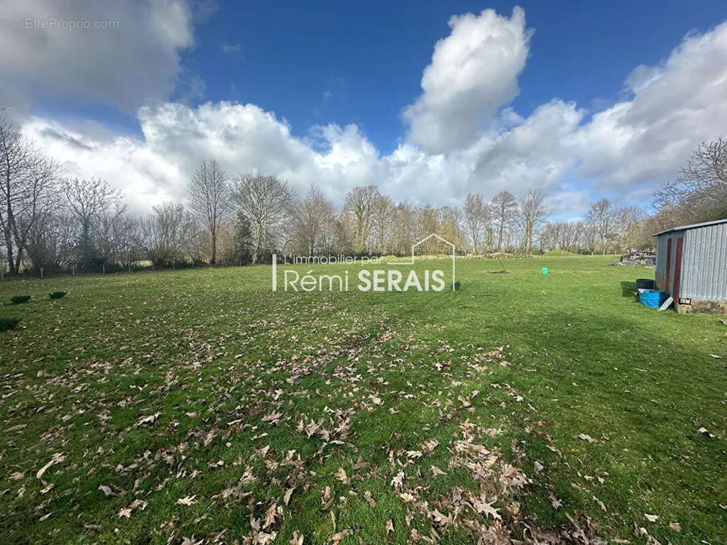 Aed - Constructible Plot with Garden in Frênes-Tinchebray