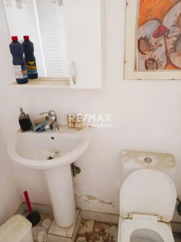 Salles de bain - Corner Commercial Space with Garden in Marousi
