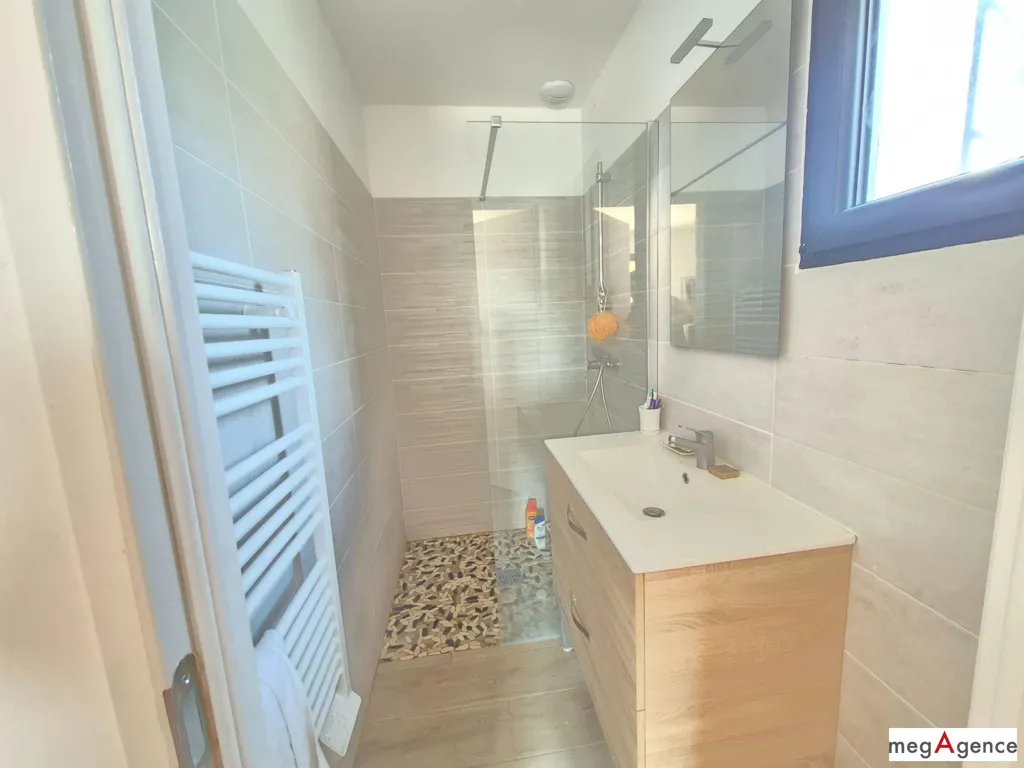 Salles de bain - Maison récente avec suite parentale au RDC dans un environnement calme