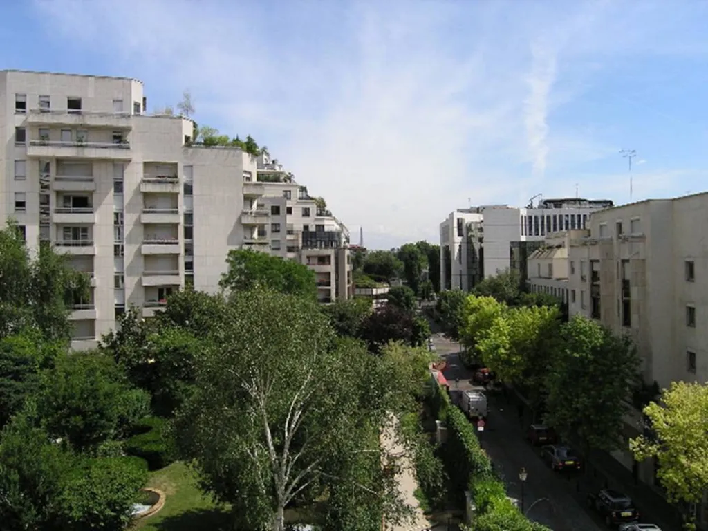 Rõdu - 2-Bedroom with Impressive View in Courbevoie