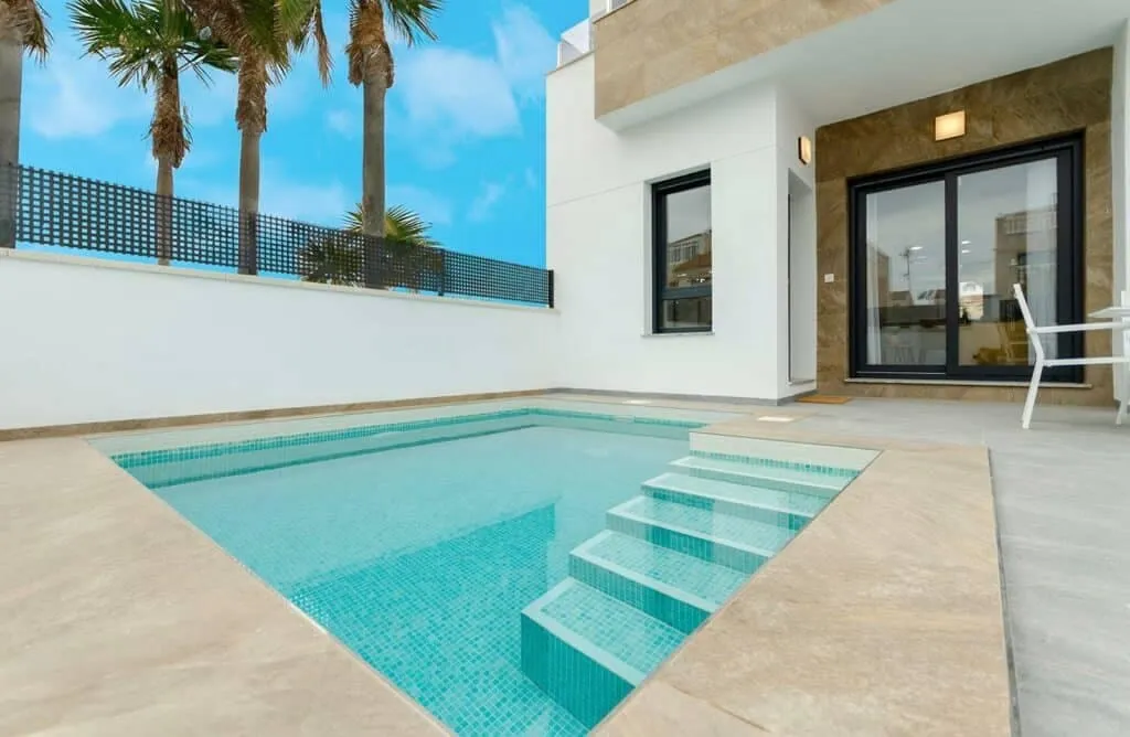 Piscine - Contemporary Villa with Pool in Torrevieja