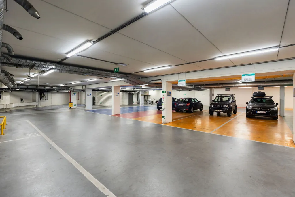 Garage - Bureau Stratégiquement Situé à Bruxelles