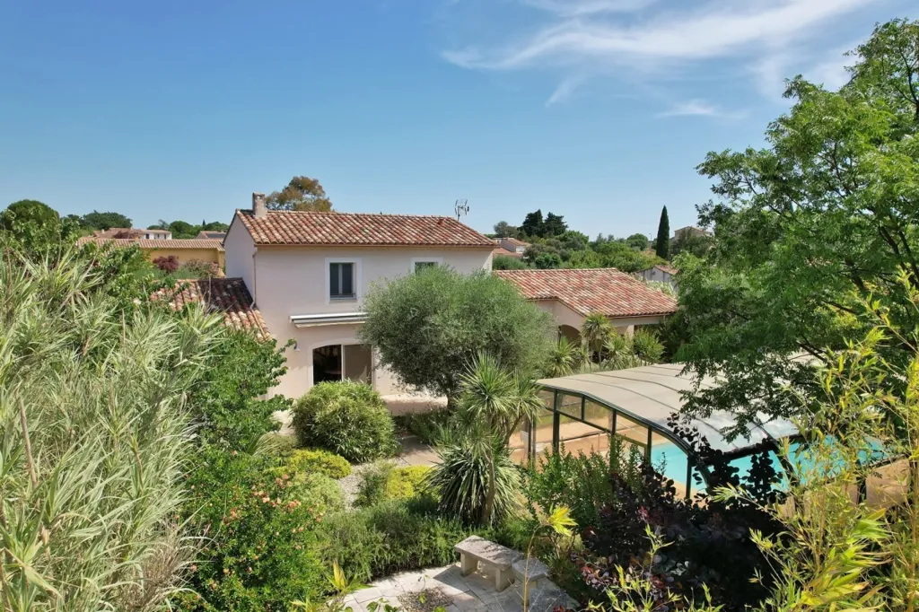 Vue aérienne - Villa avec Piscine Couverte près d'Uzès