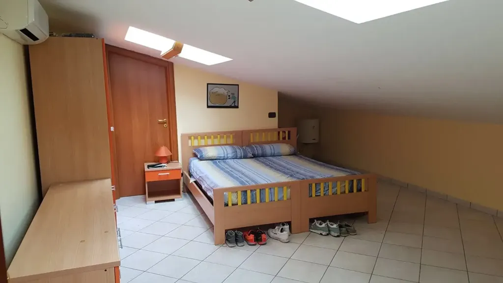 Chambres - Mansarded Apartment with Parking in Rende