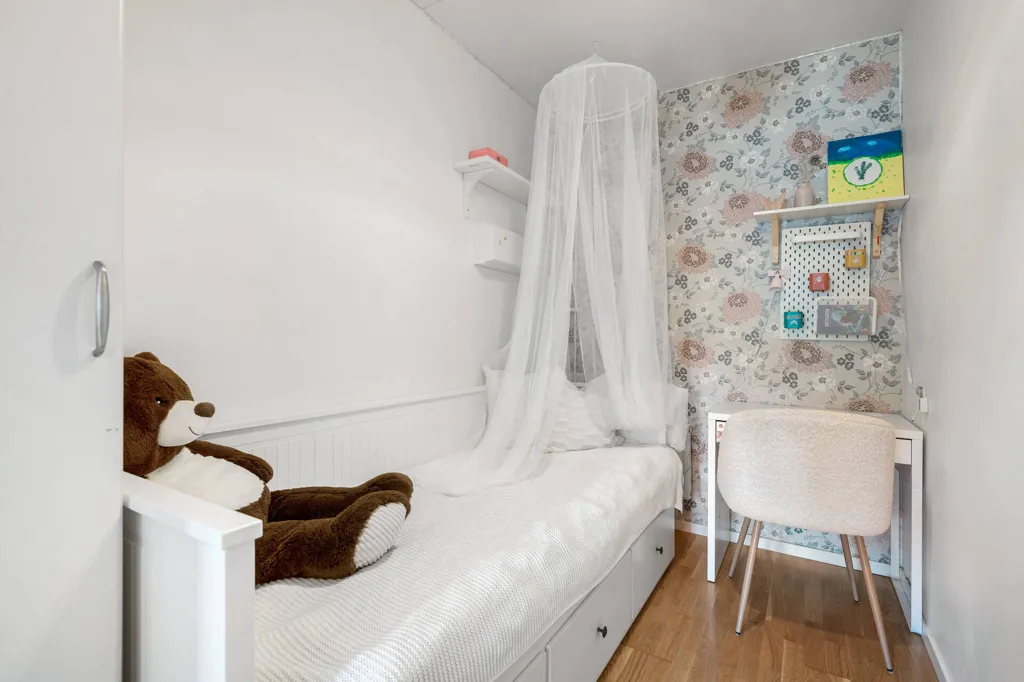 Bedrooms - Apartment with Balcony in Hässelby Gård