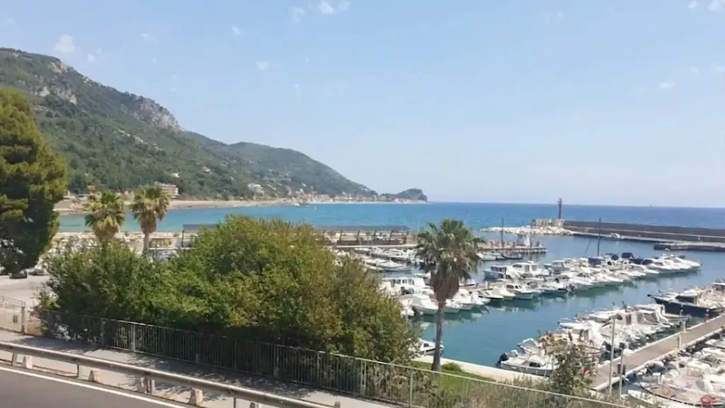 Seafront Bilocale with Garden in Finale Ligure