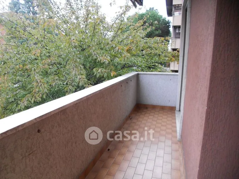Balcon - 4-Bedroom Apartment with Balcony in Novara