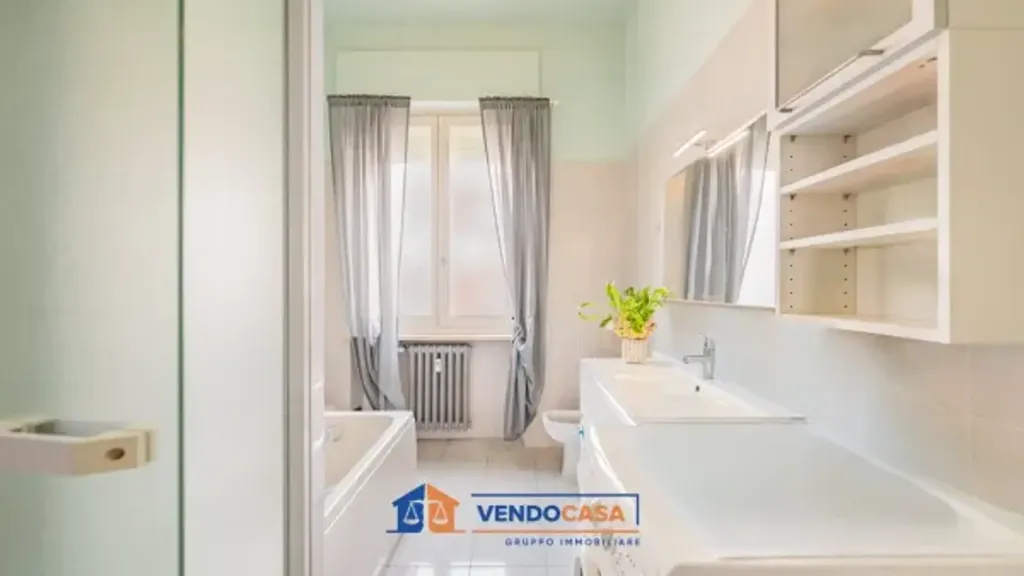 Salles de bain - Apartment with Balcony in Cuneo